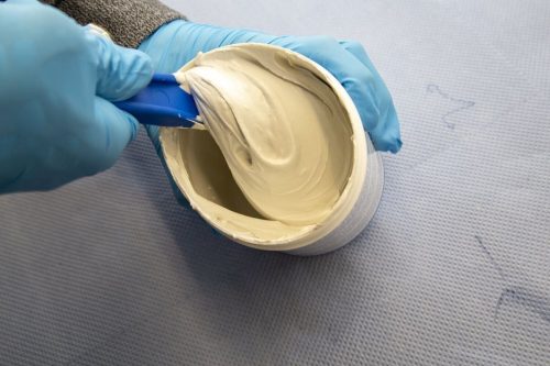 WEICON UW - kétkomponensű TITÁN töltött vízalatt is megkötő epoxi gyanta massza - 0,5 kg