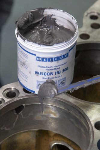 WEICON HB300 - kétkomponensű ACÉL töltött 1:1 arányban összekeverhető epoxi gyanta massza - 0,5 kg